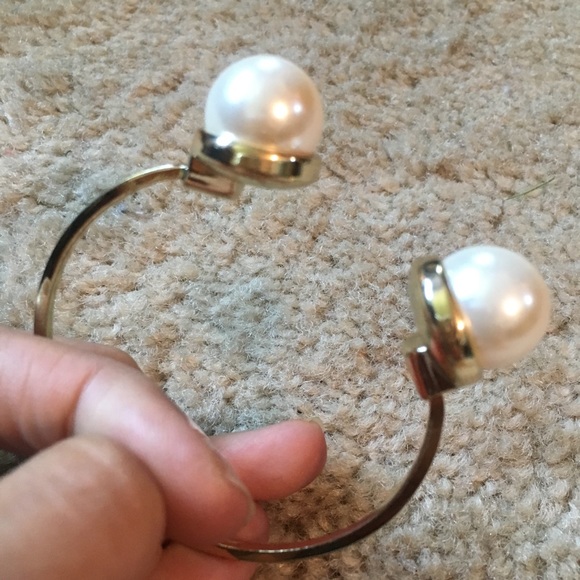 Gold pearl bangle bracelet - Picture 2 of 3